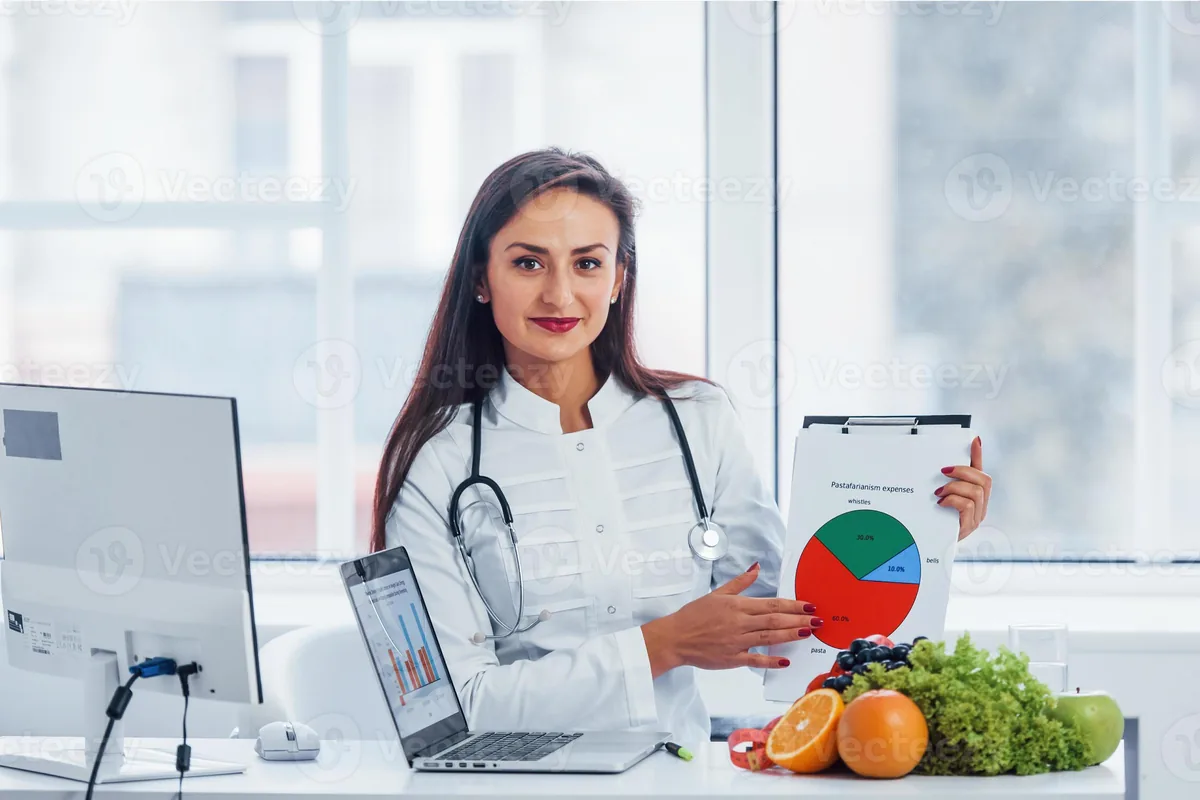 Maria Pereira, nutricionista, em seu consultório